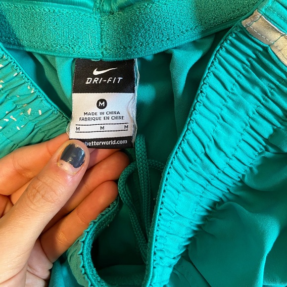 ••Nike Shorts - Picture 2 of 3